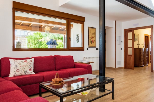 Sala amplia con sillones