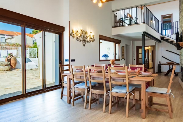Sala de estar con mesa