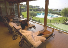 Piscinas climatizadas para adultos y niños en el resort