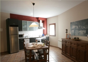 Cocina y mesa de comedor en el apartamento rural