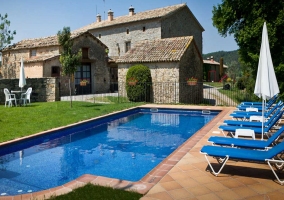 Piscina con solárium y tumbonas