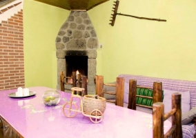 Sala de estar con chimenea