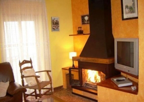 cocina con muebles de madera y microondas