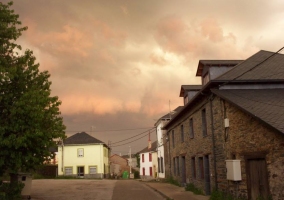 Exterior de la casa atardeciendo