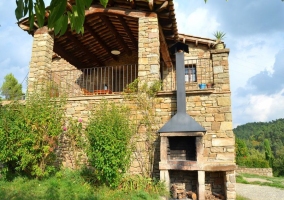 Casa rural de dos plantas con barbacoa 