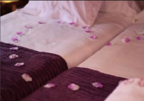 Jacuzzi con agua, plantas y velas