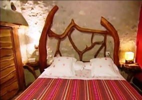 Cama de matrimonio con cabecero de madera