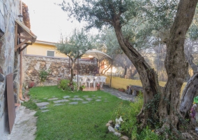 Zona del salón con chimenea