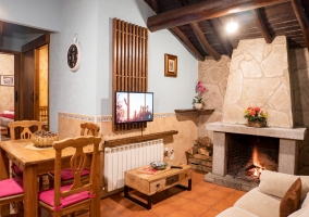 Salón de la casa con chimenea