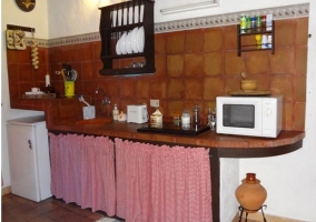 Vista de la cocina de la casa rural con mesa para comer