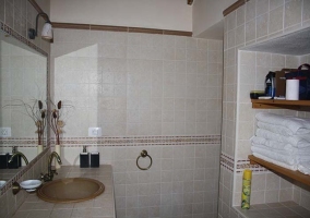 Baño con toallas en la casa rural