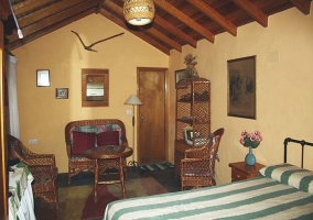 Dormitorio abuhardillado con dos camas individuales
