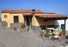 Fachada amarilla con porche