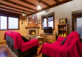 Zona de estar con chimenea encendida