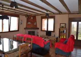 Salón comedor de la casa rural con chimenea