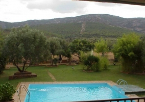 Piscina vista desde el interior de la casa