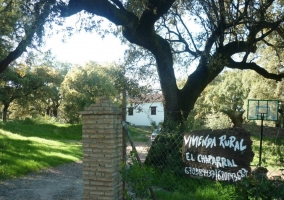 Acceso y cartel de la finca rural