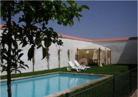 Acceso principal de la casa rural con terraza y barbacoa