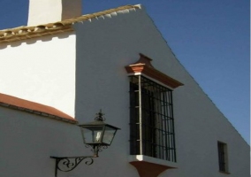 Terraza de la casa rural con sombrilla abierta
