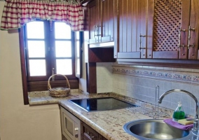 Cocina de la casa rural con encimera de granito