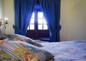 Dormitorio de la casa rural con colcha floral