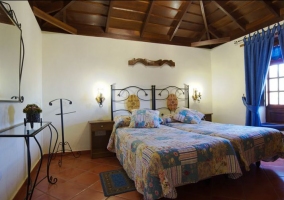 Dormitorio doble de la casa rural con techo de madera
