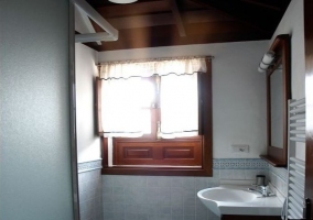 Aseo completo con ducha y ventana