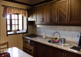 Cocina de la casa rural con mesa para comer