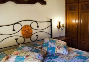 Dormitorio de la casa rural con armarios roperos