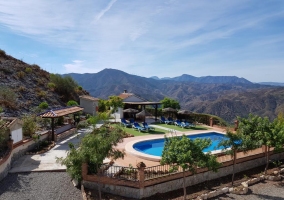 Acceso a la zona de piscina