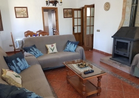 Sala de estar con estufa negra de forja