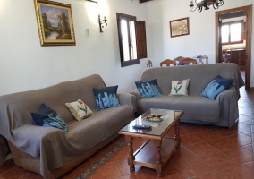 Sala de estar con sillones y mesa