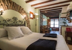Estudio con cama de matrimonio, salón, comedor y cocina