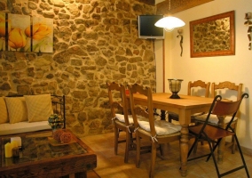 Cocina completa de la casa rural con pequeña pared de piedra