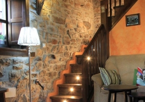 Sala de estar con chimenea pintada