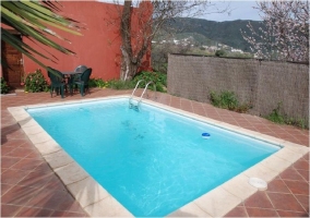 Piscina con mobiliario verde