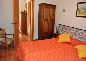 Dormitorio con camas individuales y armario 