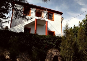 La piscina con zona de solárium