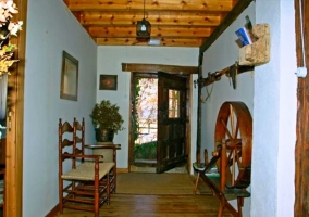 Dormitorio con dos camas individuales y suelo y techo de madera en la casa rural conquense