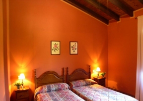 Dormitorio con dos camas de la casa rural