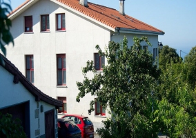 Fachada del hotel rural con jardín cerca del mar