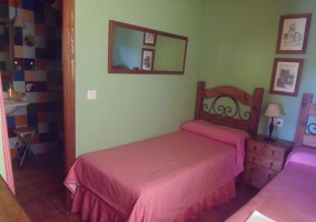 Dormitorio doble con edredones rojos