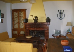 Sala de estar con chimenea y tele