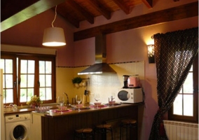 Cocina de la casa rural con barra americana