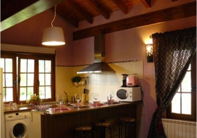 Cocina de la casa rural con electrodomesticos