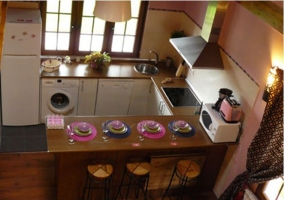 Cocina de la casa rural con electrodomesticos
