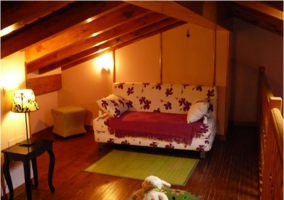 Sala de estar en buhardilla de la casa rural