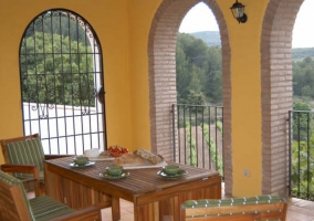 Muebles de la terraza cubierta de la casa rural