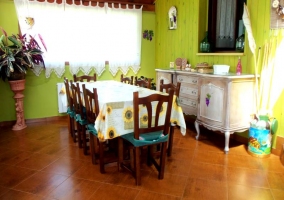 Comedor con mantel de girasoles