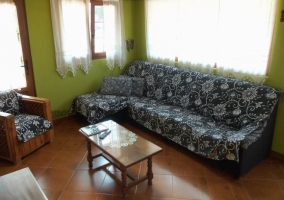 Sofás del salón y paredes verdes